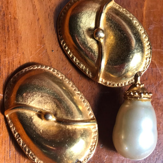 Eighties Jaded pearl clip earrings - image 2