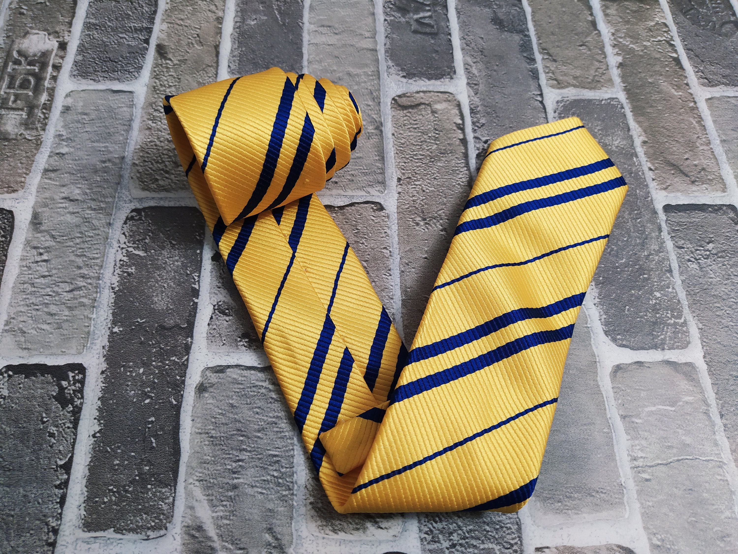 corbata amarilla estampada