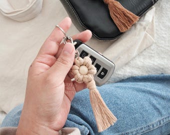 Daisy Keychain/Macrame Keychain/Beaded Keyring/Neutral Flowers