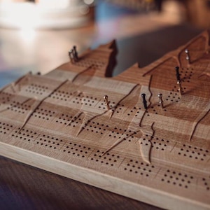 Handgemaakt cribbagebord in de vorm van een berg | Rustiek houten ledikantplankje | Uniek cribbagespel geïnspireerd op buitenactiviteiten | Artisan houten kinderbedplank cadeau
