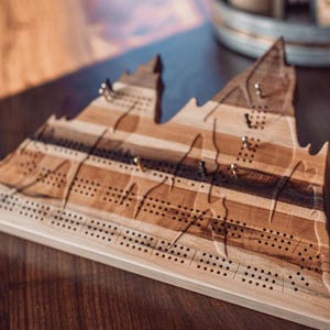 Handgemaakt cribbagebord in de vorm van een berg | Rustiek houten ledikantplankje | Uniek cribbagespel geïnspireerd op buitenactiviteiten | Artisan houten kinderbedplank cadeau