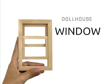 Casa Delle Bambole Sulla Cassa Di Legno In Bianco Conversione Mansarda Con Finestra Velux Foto Stock - Foto 10