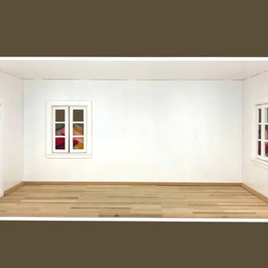 K&ouml;nnte beinhalten: Ein wei&szlig;er Puppenhausraum mit Holzboden, einer wei&szlig;en T&uuml;r und zwei Fenstern mit buntem Stoff im Inneren.
