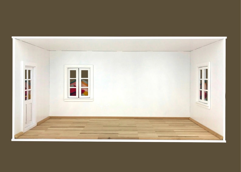 K&ouml;nnte beinhalten: Ein wei&szlig;er Puppenhausraum mit Holzboden, einer wei&szlig;en T&uuml;r und zwei Fenstern mit buntem Stoff im Inneren.