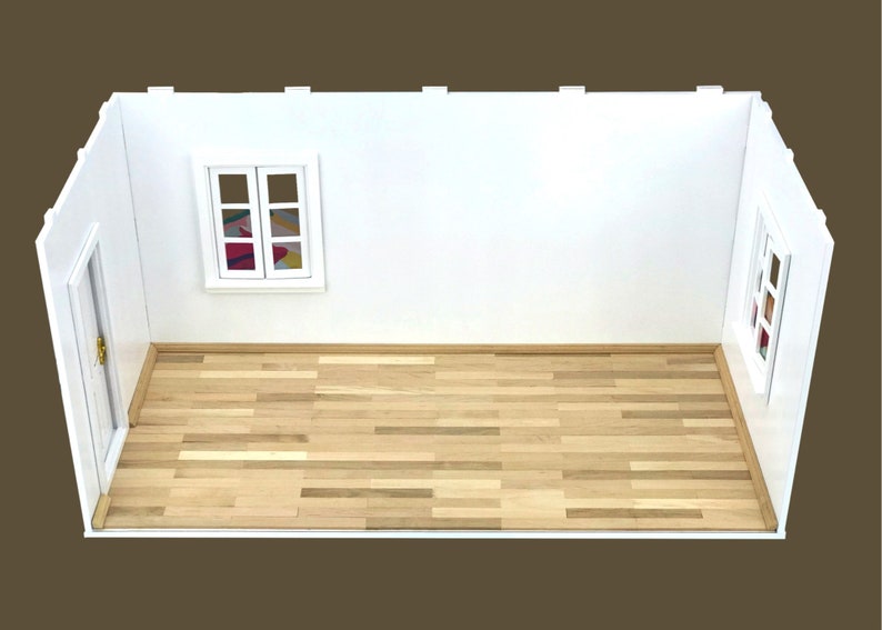 K&ouml;nnte beinhalten: Ein wei&szlig;er Puppenhausraum mit Holzboden, einer wei&szlig;en T&uuml;r und zwei Fenstern. Ein Fenster hat ein buntes gemustertes Stoffst&uuml;ck im Inneren.