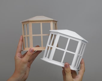 Casa Delle Bambole Sulla Cassa Di Legno In Bianco Conversione Mansarda Con Finestra Velux Foto Stock - Foto 14