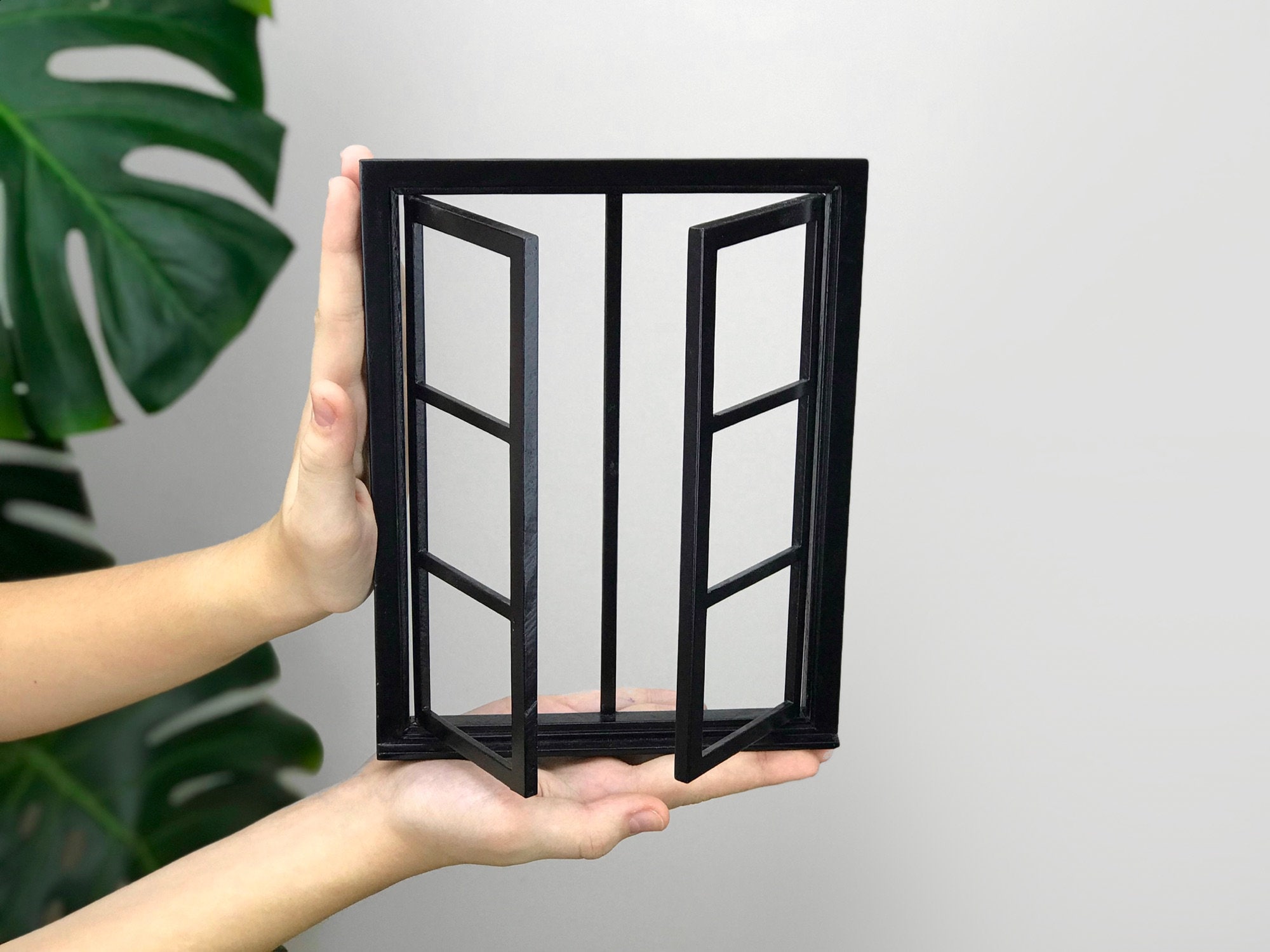 Finestra per casa delle bambole in scala 1/6: cornice in legno nero con plexiglass - Italia