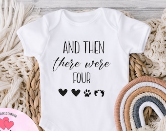 Und dann waren da noch vier Onesie®, Schwangerschaftsankündigungs-Bodysuit, Baby-Dusche-Geschenk, Baby kommt bald Bodysuit, Babyankündigungs-Kid-Shirt