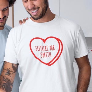 未来のミスター *あなたの名字* Tシャツ | カスタムカップルTシャツ | バレンタインデー | 愛しています | 結婚式の計画 | ラブシャツ、ギフト