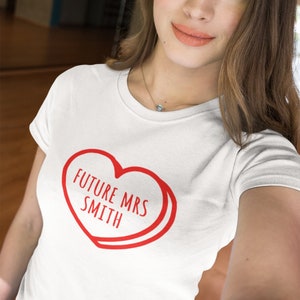 未来のミセス *あなたの名字* Tシャツ | カスタム婚約Tシャツ | バレンタインデー | 愛しています | 結婚式の計画Tシャツ | ラブシャツ