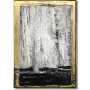 以下が含まれることがあります： 金色の額縁に入った抽象画。絵画は白い背景に黒と灰色の筆致が施されています。絵画の下部は黒です。
