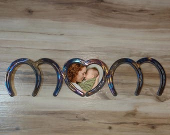 MOM Horseshoe Wall Hanging Photo Frame – Rustic Heart Metal Art (4x6 Photo)