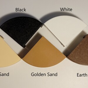 Puede incluir: Cinco piezas de esquina de cuarto de ronda en diferentes colores: negro, blanco, arena de oc&eacute;ano, arena dorada y marr&oacute;n tierra.