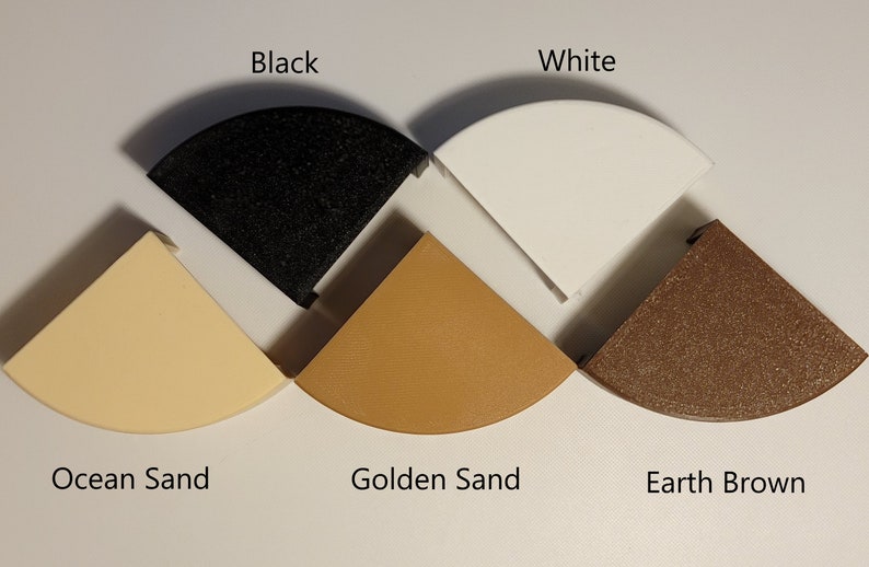 Puede incluir: Cinco piezas de esquina de cuarto de ronda en diferentes colores: negro, blanco, arena de oc&eacute;ano, arena dorada y marr&oacute;n tierra.