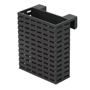 Op de afbeelding: Zwarte hangende organizer van plastic met een rasterpatroon. De organizer heeft twee haken aan de bovenkant om op te hangen.