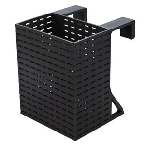 Op de afbeelding: Zwarte hangende organizer van plastic met een rasterpatroon. De organizer heeft een haak aan de bovenkant om op te hangen.