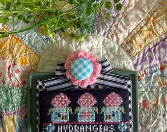 Patrón de punto de cruz de Hortensias con Dalias de regalo - Sassy Strippers