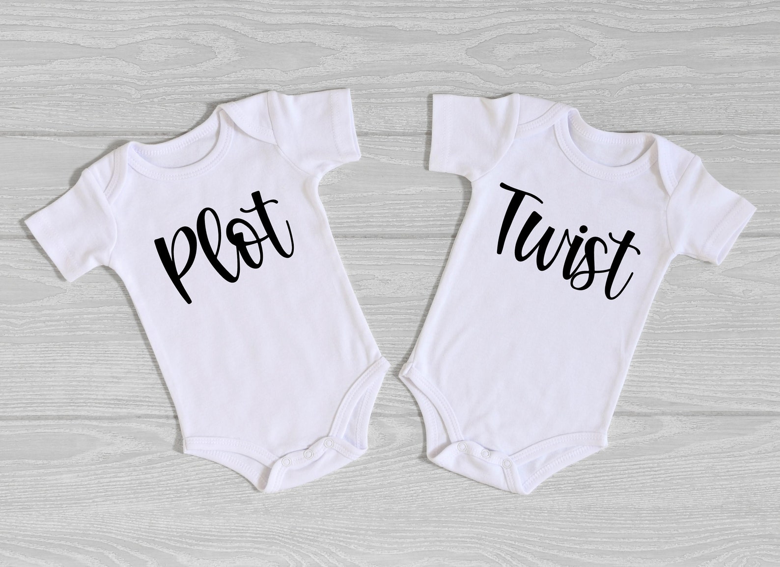 Plot Twist Onesies ® Twin Outfits Twins Onesies IVF baby Bild 0.