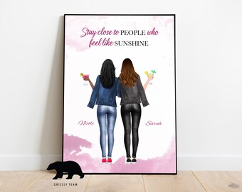 Puede incluir: Un fondo de acuarela rosa y blanco con el texto "Mantente cerca de las PERSONAS que se sienten como el SOL". Dos mujeres están de espaldas, una lleva una chaqueta vaquera y pantalones vaqueros, la otra lleva una chaqueta de cuero negra y pantalones negros. Ambas sostienen cócteles. La mujer con la chaqueta vaquera está etiquetada como "Nicole" y la mujer con la chaqueta de cuero está etiquetada como "Sarah".