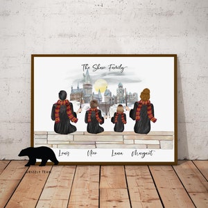 Peut inclure: Une illustration aquarelle d'une famille de quatre personnes debout devant le château de Poudlard. La famille porte des robes noires avec des écharpes rouge et or. Le texte "The Shaw Family" est en haut de l'image. Les noms "Louis", "Uico", "Laura" et "Margarit" sont écrits sous la famille.