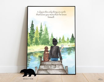 Könnte beinhalten: Ein Aquarellbild einer Frau und ihres Hundes, die auf einem Holzsteg an einem See sitzen. Die Frau trägt eine schwarze Lederjacke und eine blaue Jeans. Der Hund ist braun und weiß. Das Zitat "Ein Hund ist das Einzige auf Erden, das dich mehr liebt, als er sich selbst liebt." steht oben auf dem Bild. Die Namen "Max & Lara" stehen auf dem Steg.