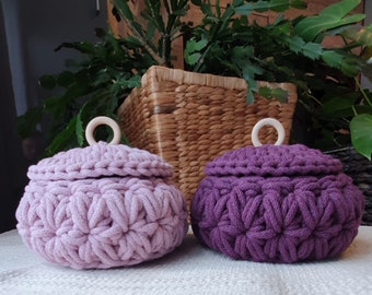 Schatule im Jasminmuster / Häkelkorb mit Deckel / Aufbewahrungskorb/ Korb / Utensilo gehäkelt / Crochet basket