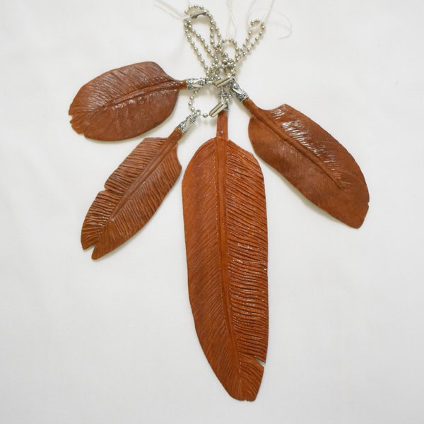 Plumas colgantes de caoba talladas a mano, decoración colgante, percha de espejo retrovisor, decoración de madera, decoración de plumas, arte de madera, plumas de madera