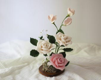 Filz Blumenarrangement, rosa weiße Rosen, Sweet Pea Herzstück, rustikale Holzbasis
