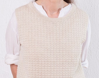 Pull sans manches pour femme en blanc crème, fait à la main avec bébé alpaga, laine d’agneau et cachemire. Gilet tricoté léger toutes saisons.