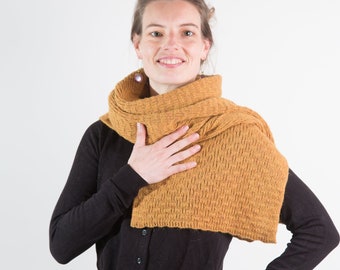 Grande écharpe d'hiver classique tricotée avec du bébé alpaga, de la laine d'agneau et du cachemire. Écharpe de luxe jaune foncé pour hommes et femmes