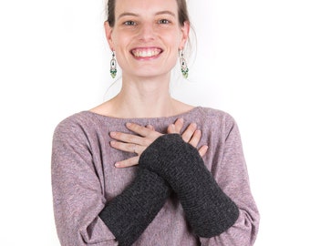 Chauffe-poignets d’hiver tricotés avec baby alpaga, laine d’agneau et cachemire dans une couleur noir charbon de bois