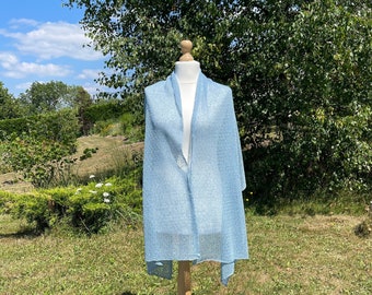 Hellblauer Sommer-Spitzenschal, fein gestrickter Frauen-Schulter-Wrap in reinem Leinen, super stilvoller hochwertiger weiblicher hellblauer Schal-Schal