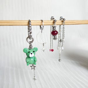 composição de brincos de aço individualmente, piercings de prata nas orelhas, urso de vidro estrela da lua