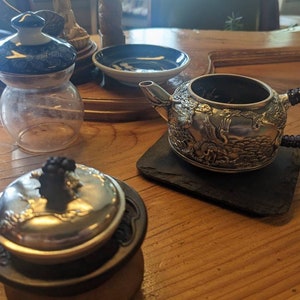 Tekanna i rent silver, 999 kr, för bryggning av Gong Fu-te. Denna tekanna i rent silver är experttillverkad i Yunnan (Qujing län) och är helt underbar.