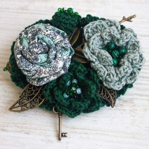 Broche textil, con flor de ganchillo verde. Decoración para ropa con flores de tela.