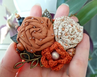 Broche textil, hecho a mano. Broche de crochet estilo bohemio. Shabby Chic. Broche de tela.