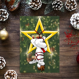 Peut inclure: Une étoile dorée avec une personne attachée à l'intérieur, suspendue à l'étoile. L'étoile est sur un fond vert avec un motif de sapin de Noël.