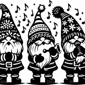 Könnte beinhalten: Schwarz-Weiß-Illustration von drei Weihnachtszwergen mit Noten. Jeder Zwerg trägt einen hohen Hut mit dekorativen Mustern und einen langen weißen Bart. Ein Zwerg spielt ein Horn, ein anderer eine Flöte, und der dritte hat die Hände gefaltet.