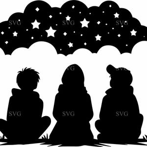 以下が含まれることがあります： 草の上に座って星空を見上げている3人の人々の黒いシルエットイラスト。夜空は、星とひし形で満たされた雲のような形で表現されています。