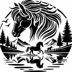 Può includere: Silhouette in bianco e nero di una testa di cavallo con criniera fluente, su uno sfondo di paesaggio montano con un riflesso del lago. Due cavalli più piccoli sono in primo piano, uno che corre e uno che sta fermo. La scena è incorniciata da un cerchio.