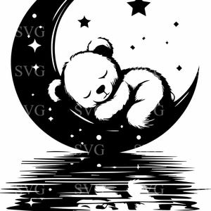 Puede incluir: Ilustración en blanco y negro de un oso de peluche durmiendo sobre una luna creciente, rodeado de estrellas. La imagen tiene un efecto de agua reflectante en la parte inferior, con las letras "SVG" visibles en la luna y en el agua.