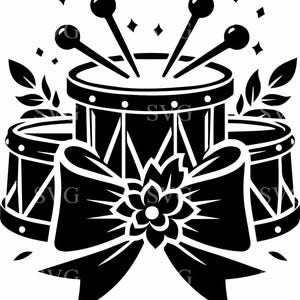 Puede incluir: Ilustración en blanco y negro de tres tambores con baquetas, un gran lazo y una flor. Los tambores están decorados con hojas y estrellas. La imagen es un gráfico vectorial.