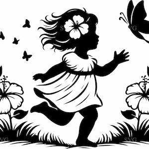 以下が含まれることがあります： 蝶に向かって走る子供の白黒シルエット。子供はドレスを着ていて、髪に花が咲いています。子供の両側には花と草があります。