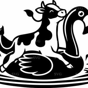Pode incluir: Uma vaca de desenho animado preto e branco montando um flutuador de piscina inflável de flamingo preto em uma piscina.