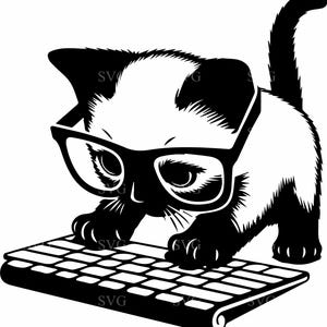 Puede incluir: Una ilustración en blanco y negro de un gato con gafas escribiendo en un teclado. El gato tiene una expresión seria en su rostro.