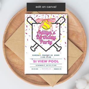 Puede incluir: Invitación de fiesta de cumpleaños con temática de béisbol con una pelota amarilla, un lazo rosa y el texto "Adilyn's Birthday Party". La invitación incluye detalles del evento: fecha, hora y lugar, con acentos de confeti de colores. La invitación está en una bandeja de madera.