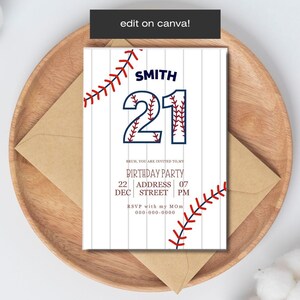 Puede incluir: Una invitación de cumpleaños con temática de béisbol con el nombre "SMITH" y el número "21" en azul marino. La invitación presenta detalles de costuras de béisbol rojas y el texto "BIRTHDAY PARTY" con fecha, hora e información de RSVP. El texto "edit on canva!" está en la parte superior.