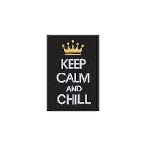 Op de afbeelding: Zwarte geborduurde patch met een gouden kroon en de tekst "Keep Calm and Chill".