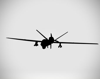 Könnte beinhalten: Eine schwarze Silhouette eines unbemannten Luftfahrzeugs, oder Drohne, aus einer Frontalansicht. Das Flugzeug verfügt über lange, schlanke Flügel, einen zentralen Rumpf und sichtbare externe Nutzlasten unter den Flügeln.
