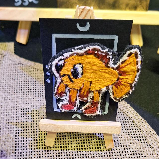 Broche Vintage En Forme De Poisson - Métal Doré Type Or De Tolède Avec Perle - Occasion